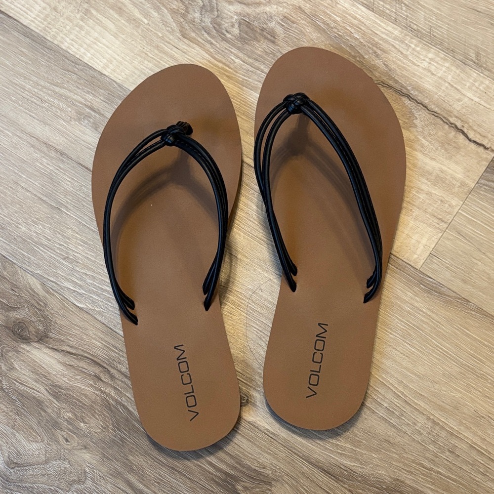 Volcom Women's Tan and Black Flip Flops Size 9